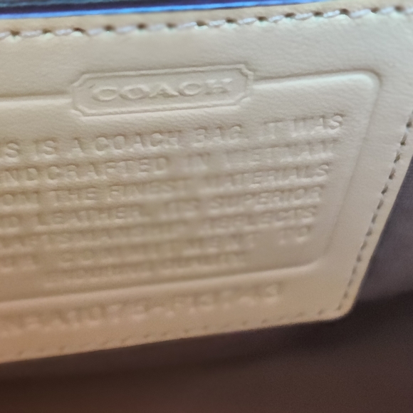 Coach 👜 * Valentine's Day Special * - Picture 5 of 5